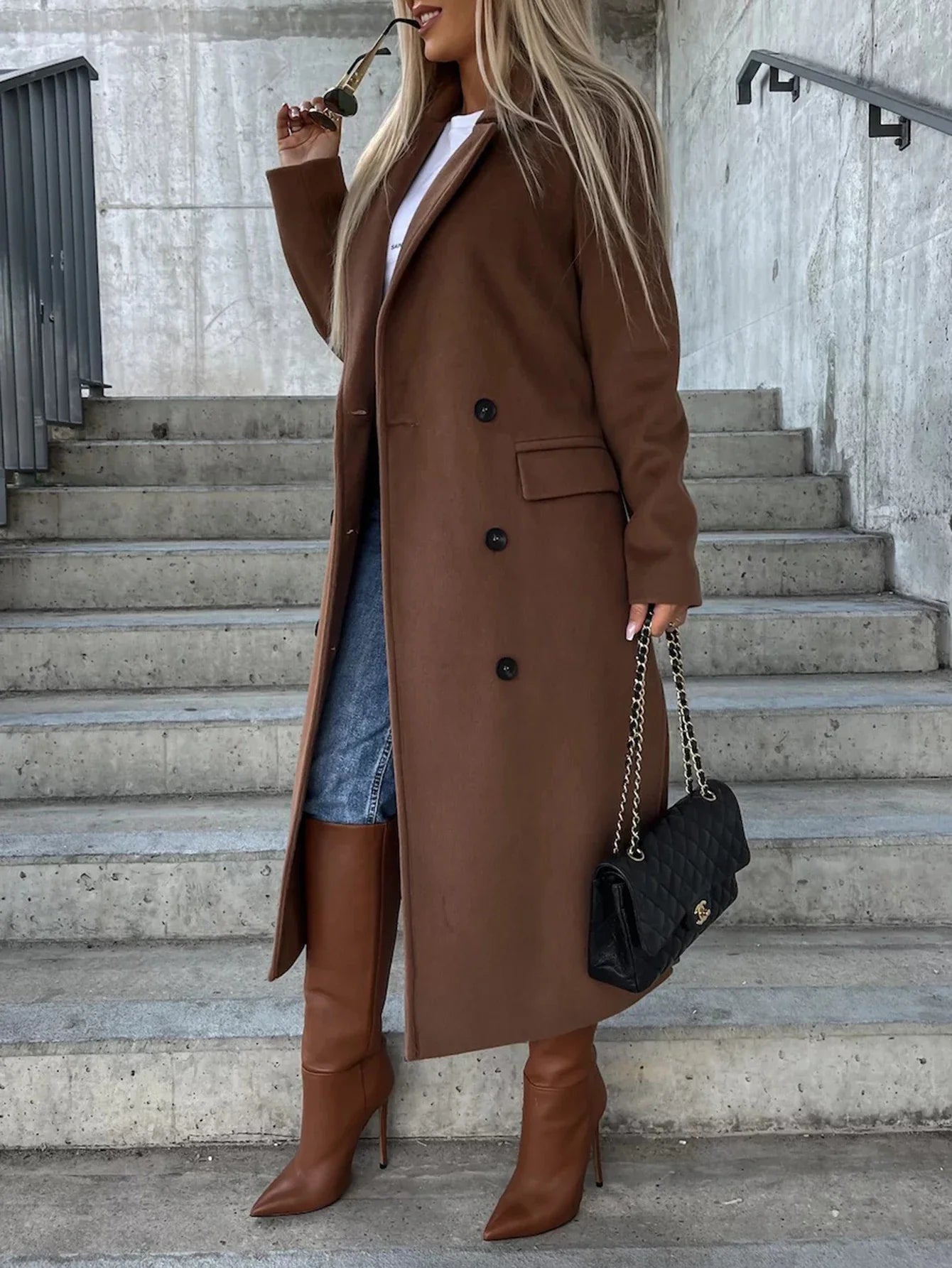 Långärmad damrock med markerad midja och klassisk krage