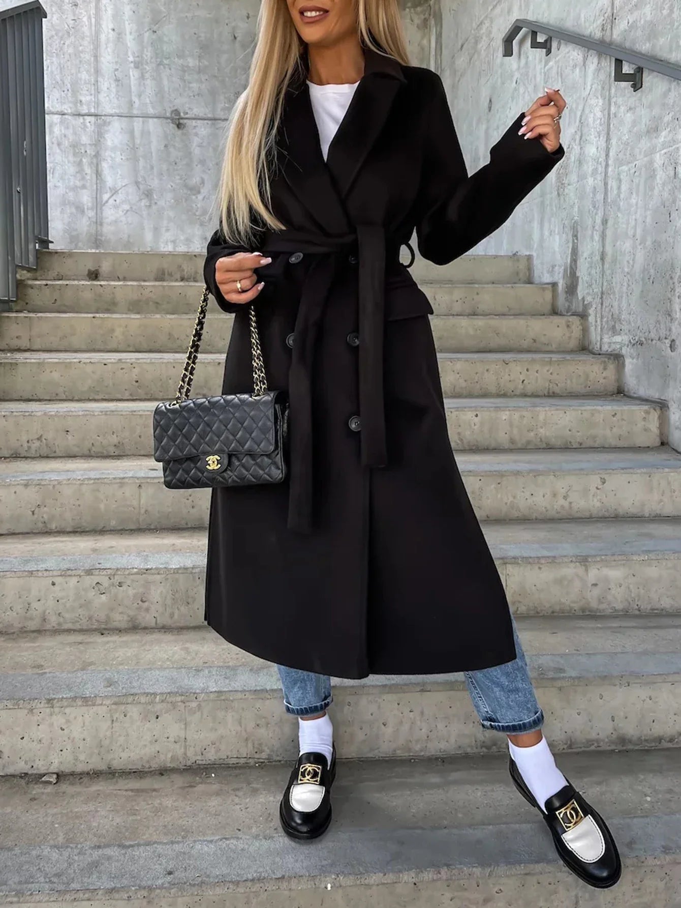 Långärmad damrock med markerad midja och klassisk krage