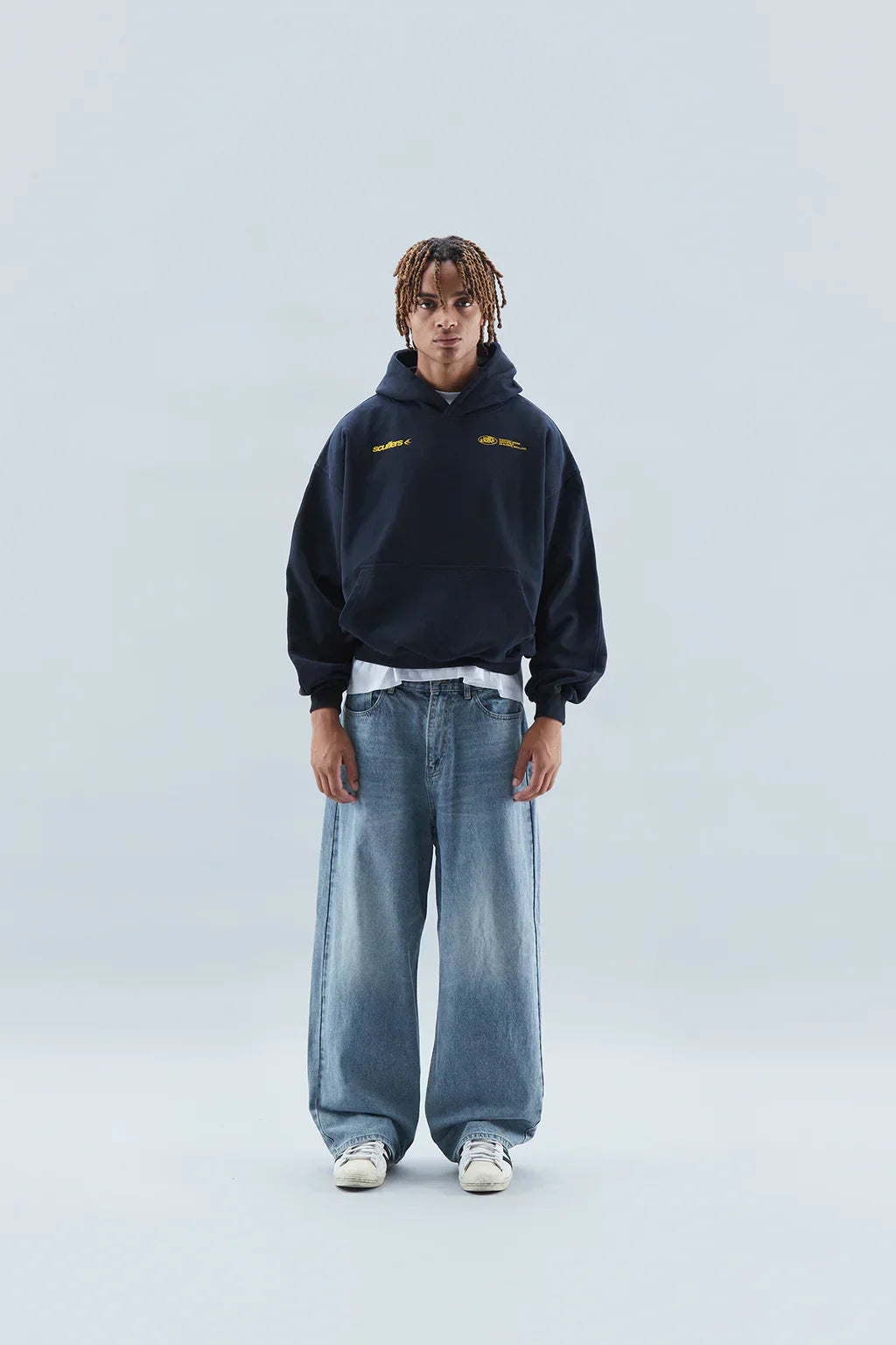 Unisex-hoodie i mjukt, varmt material med avslappnad passform (minimalistisk design)