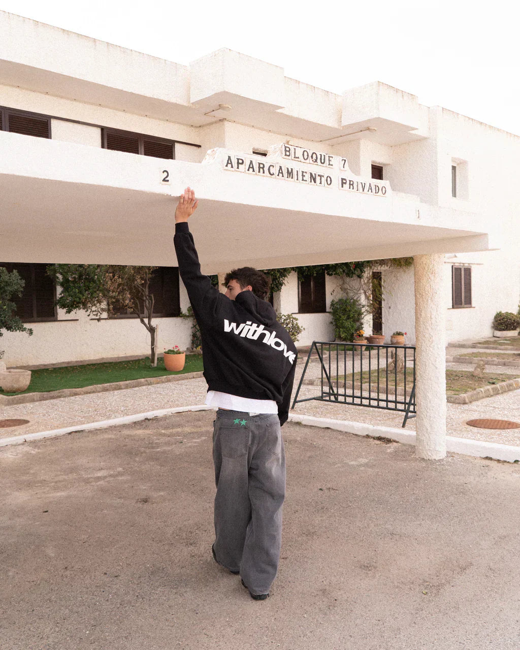 Unisex-hoodie i mjukt, varmt material med avslappnad passform (minimalistisk design)