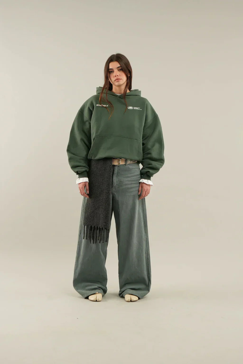 Unisex-hoodie i mjukt, varmt material med avslappnad passform (minimalistisk design)