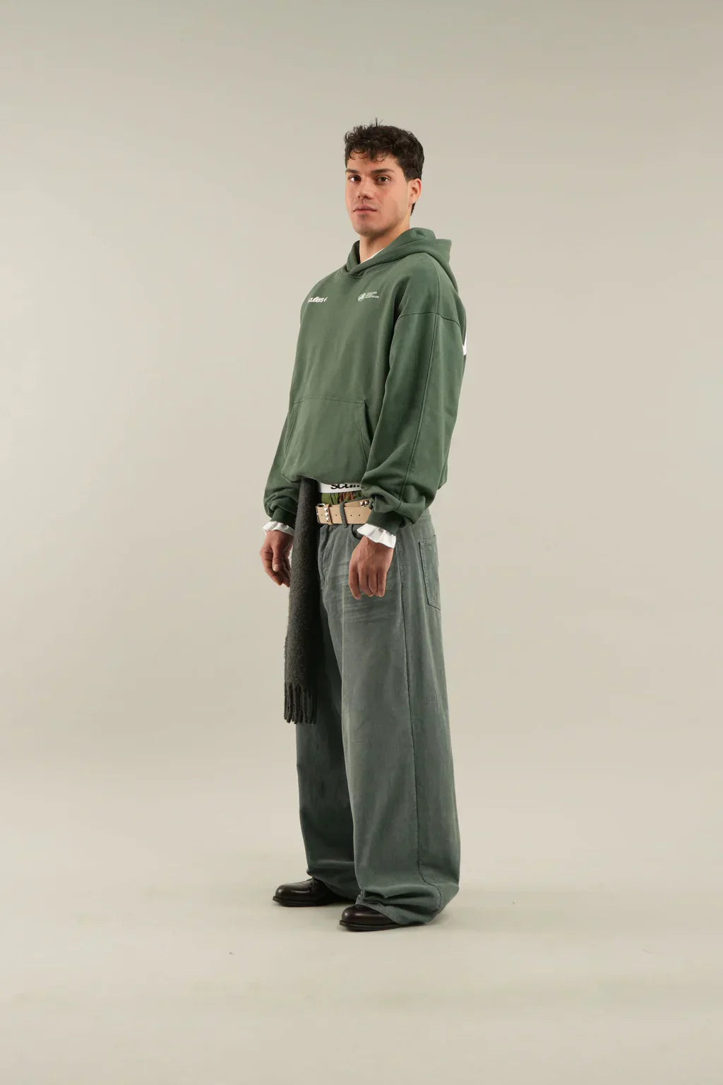 Unisex-hoodie i mjukt, varmt material med avslappnad passform (minimalistisk design)