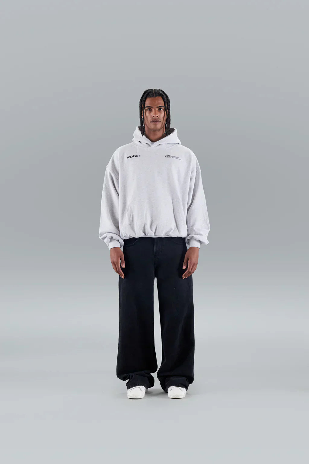 Unisex-hoodie i mjukt, varmt material med avslappnad passform (minimalistisk design)