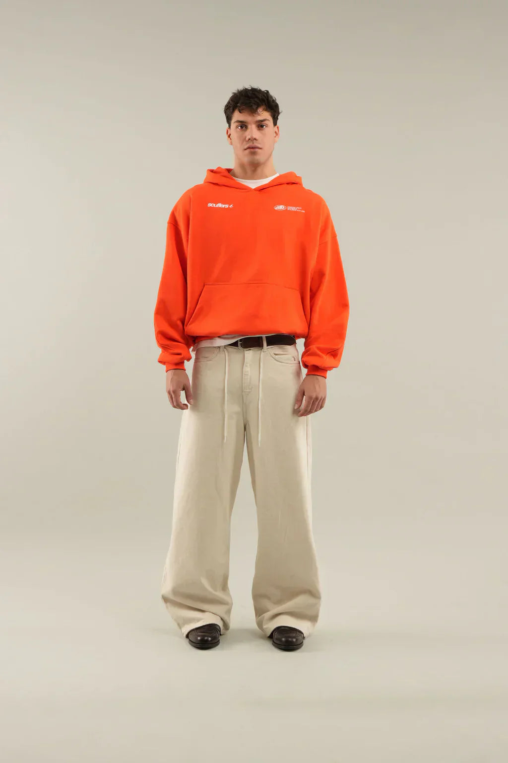 Unisex-hoodie i mjukt, varmt material med avslappnad passform (minimalistisk design)